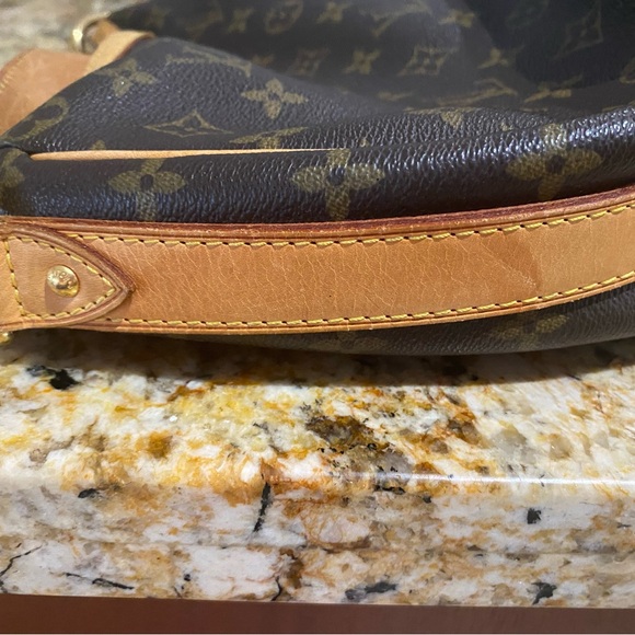 Authentic Louis Vuitton Tulum PM shoulder bag.SD0036 - Picture 11 of 14